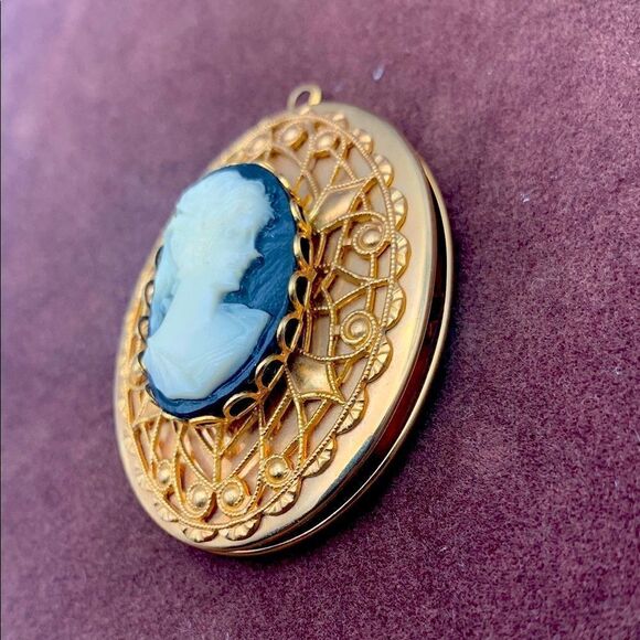 Vintage White Cameo on Black base set in an ornate Lattice Gold locket, Unmarked - Picture 4 of 4